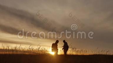 人走团旅游的游客野外大自然一个夕阳剪影两个旅游人.. 旅游者自然人团体